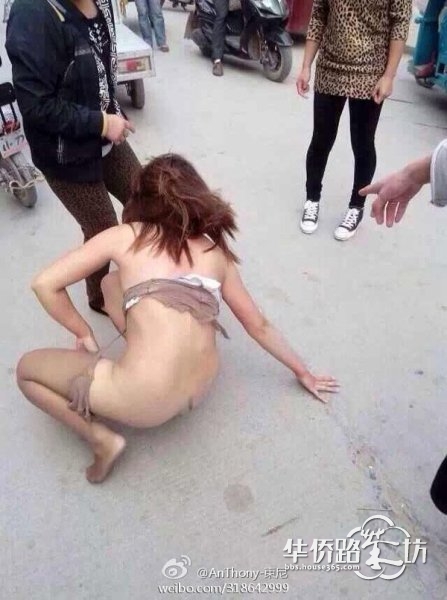 河南濮阳女子当街被扒光 疑似原配抓小三