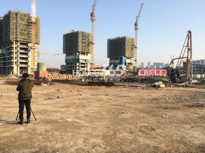滨江华家池现场工人正在进行测量 2015年2月摄