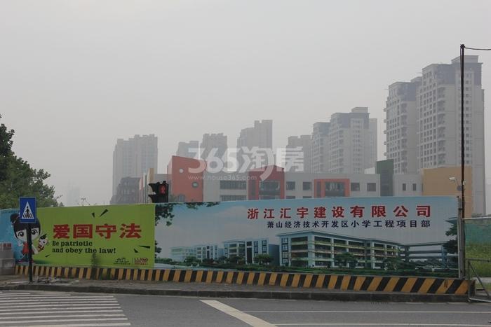 顺发恒园周边在建的萧山经济开发区小学 2015年6月摄