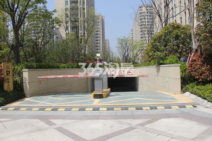 中国铁建青秀城机动车停车场入口  2016年4月摄